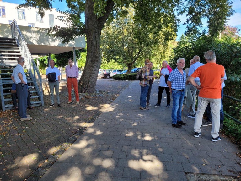 Bei bestem Wetter treffen die Pensionäre am Kanal ein