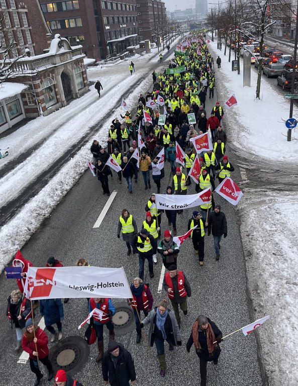 Der Druck durch die Aktionen der organisierten Mitarbeiterschaft hat offenbar Wirkung gezeigt. Weit über 3.000 Teilnehmende waren in der Tat sehr beindruckend.