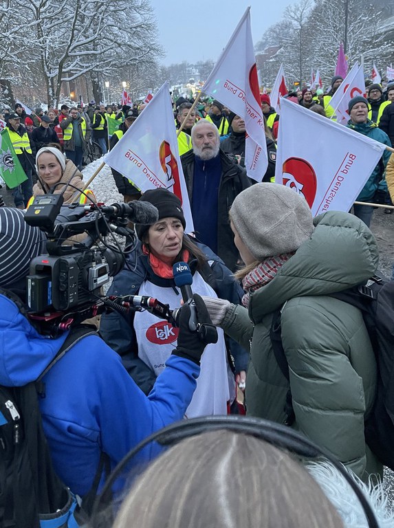 Die Forderungen konnte unsere Tarifsprecherin Heike Czarnetzki einem Fernsehteam des NDR am Beispiel der nichtangemessenen Eingruppierung von Schreibkräften eindrucksvoll erläutern.  (06.12.2023 in den 18 Uhr Nachrichten, ab Minute 4).