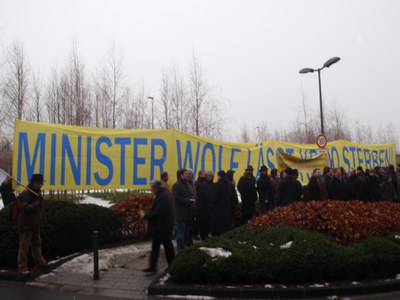 Demonstration des BDK beim Bezirksparteitag der FDP OWL in Büren, Forum Flughafen Paderborn/Lippstadt) am 06.03.2010