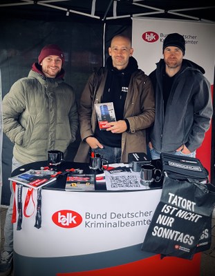 Infostand bei Regen, Wind und Kälte