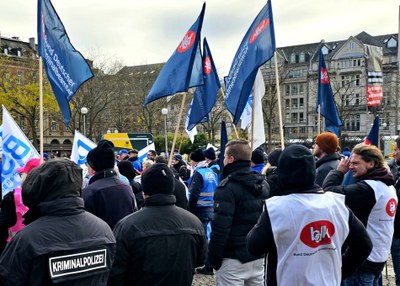 Lautstarker Protest gegen die Verschiebung der Besoldungserhöhung