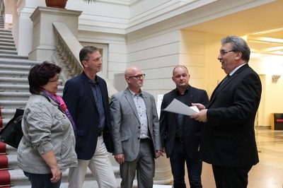 Unterschriftenlisten der Volksinitiative "Verfassungskonforme Besoldung" an Parlamentspräsident Wieland übergeben