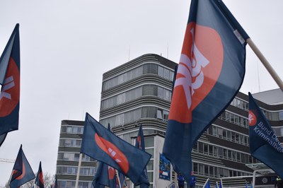 Warnstreik- und Protestaktion vor dem Hamburger Polizeipräsidium